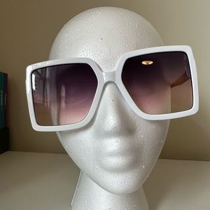 NEW one size fits most STYLISH SUNGLASSES